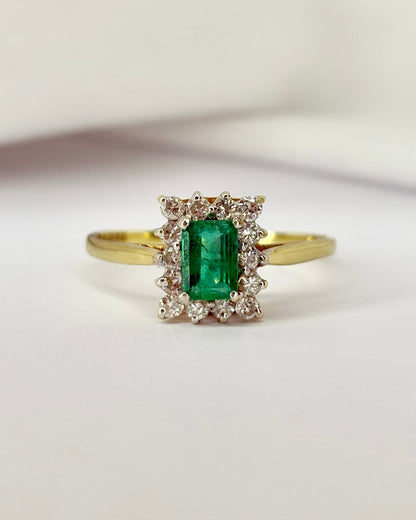 Bague Marguerite Émeraude 0.60 carat &amp; 14 Diamants &quot;Maialen&quot; - Elliade Paris