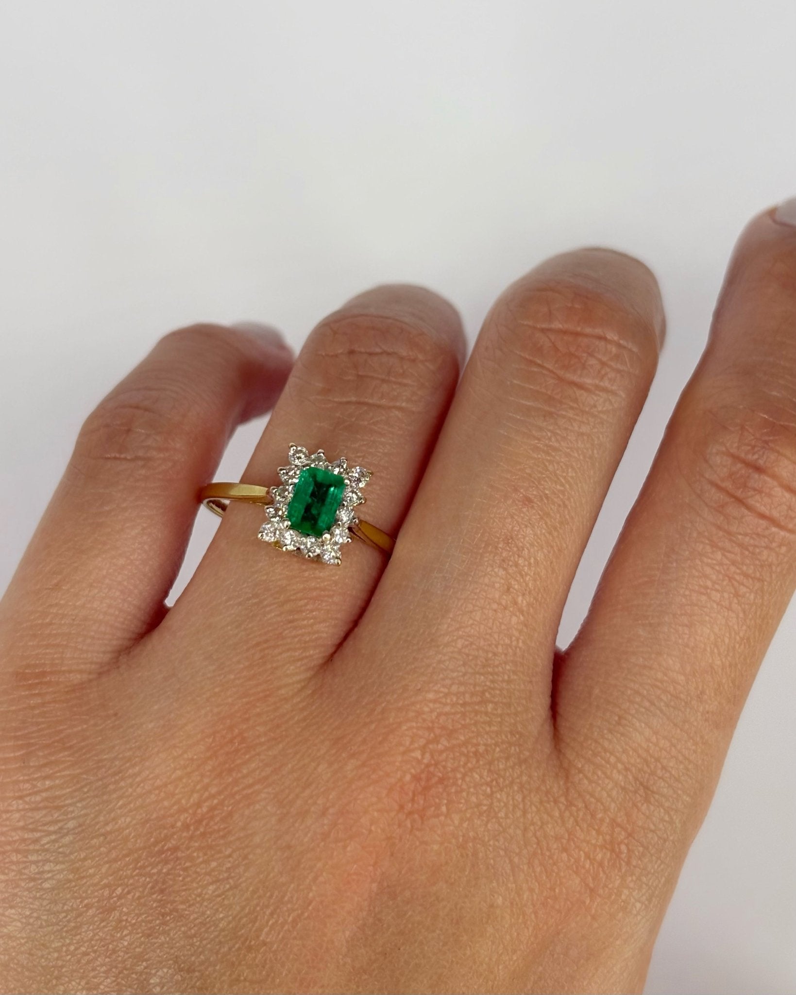 Bague Marguerite Émeraude 0.60 carat &amp; 14 Diamants "Maialen" - Elliade Paris
