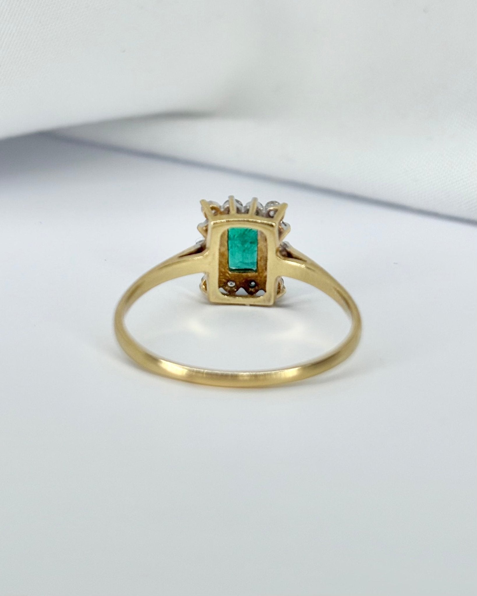 Bague Marguerite Émeraude 0.60 carat &amp; 14 Diamants "Maialen" - Elliade Paris