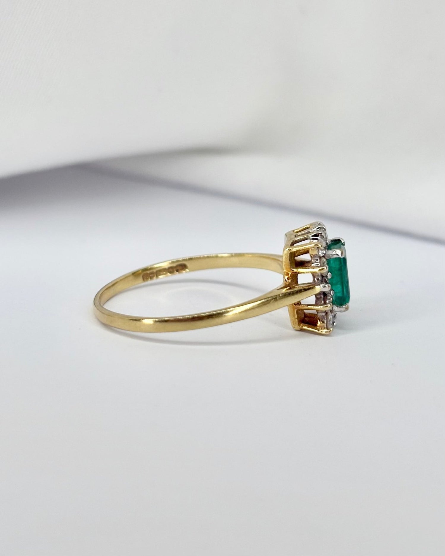 Bague Marguerite Émeraude 0.60 carat &amp; 14 Diamants &quot;Maialen&quot; - Elliade Paris