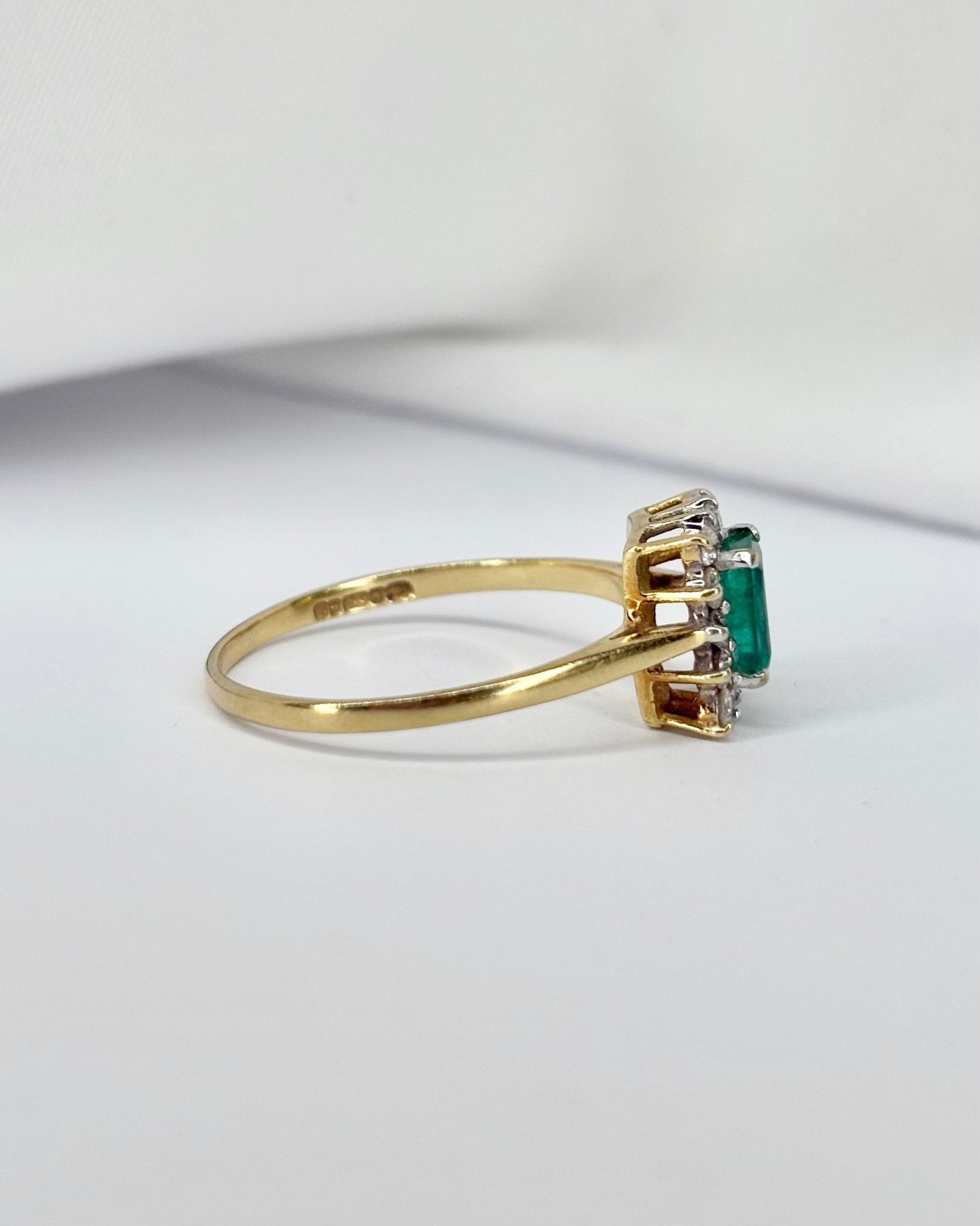 Bague Marguerite Émeraude 0.60 carat &amp; 14 Diamants "Maialen" - Elliade Paris