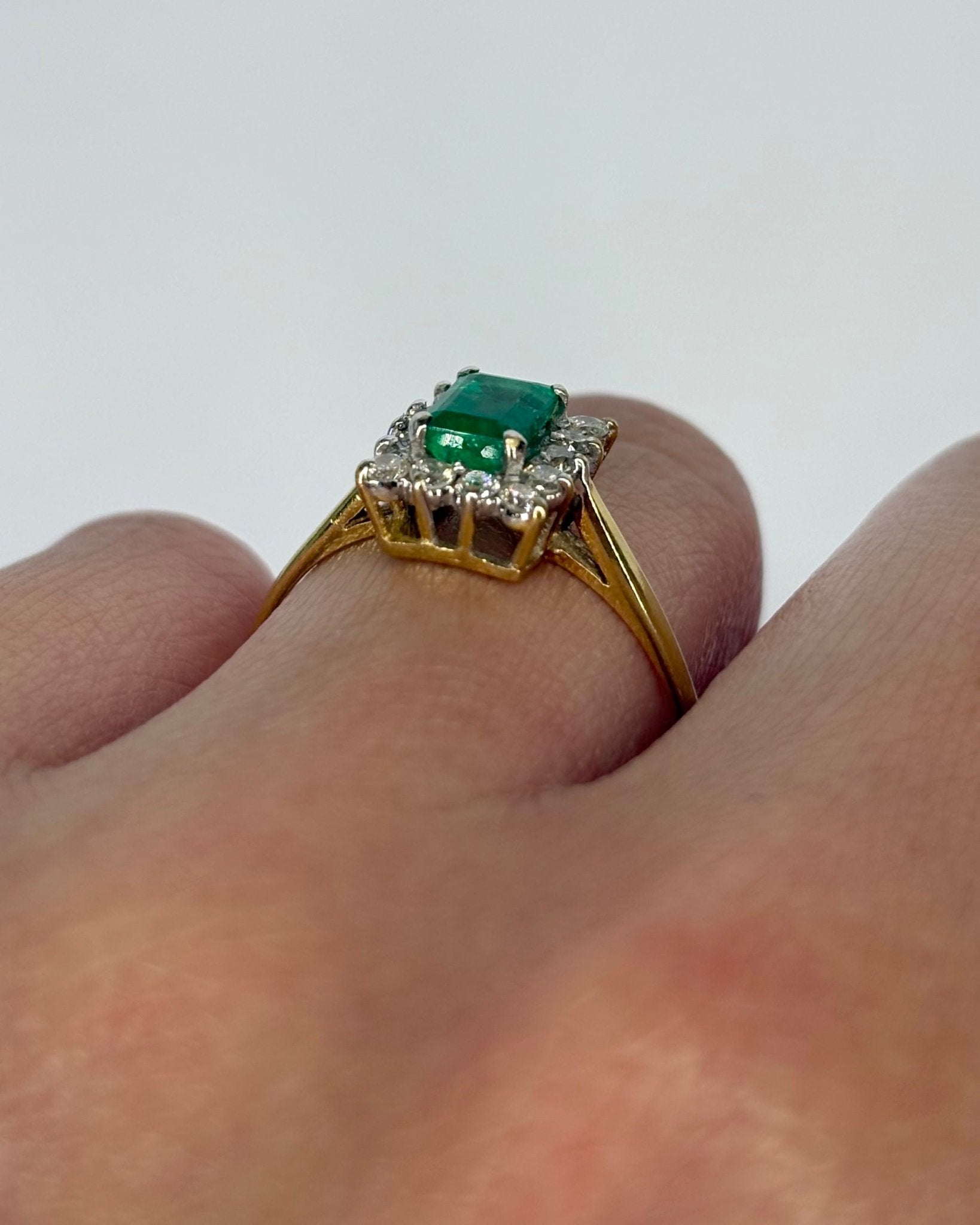 Bague Marguerite Émeraude 0.60 carat &amp; 14 Diamants "Maialen" - Elliade Paris