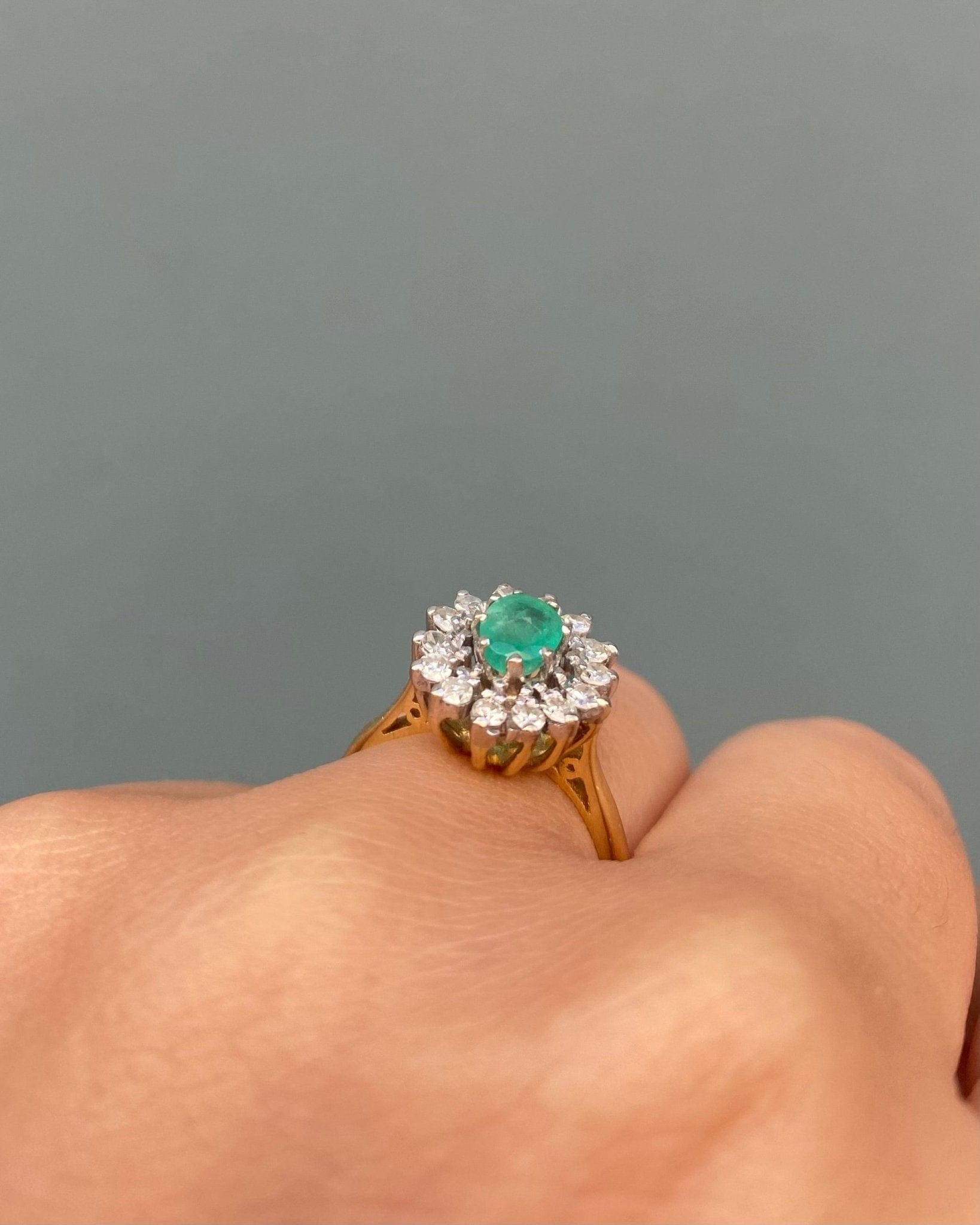 Bague Marguerite Émeraude 0.60 carat &amp; 14 Diamants "Milaya" - Elliade Paris