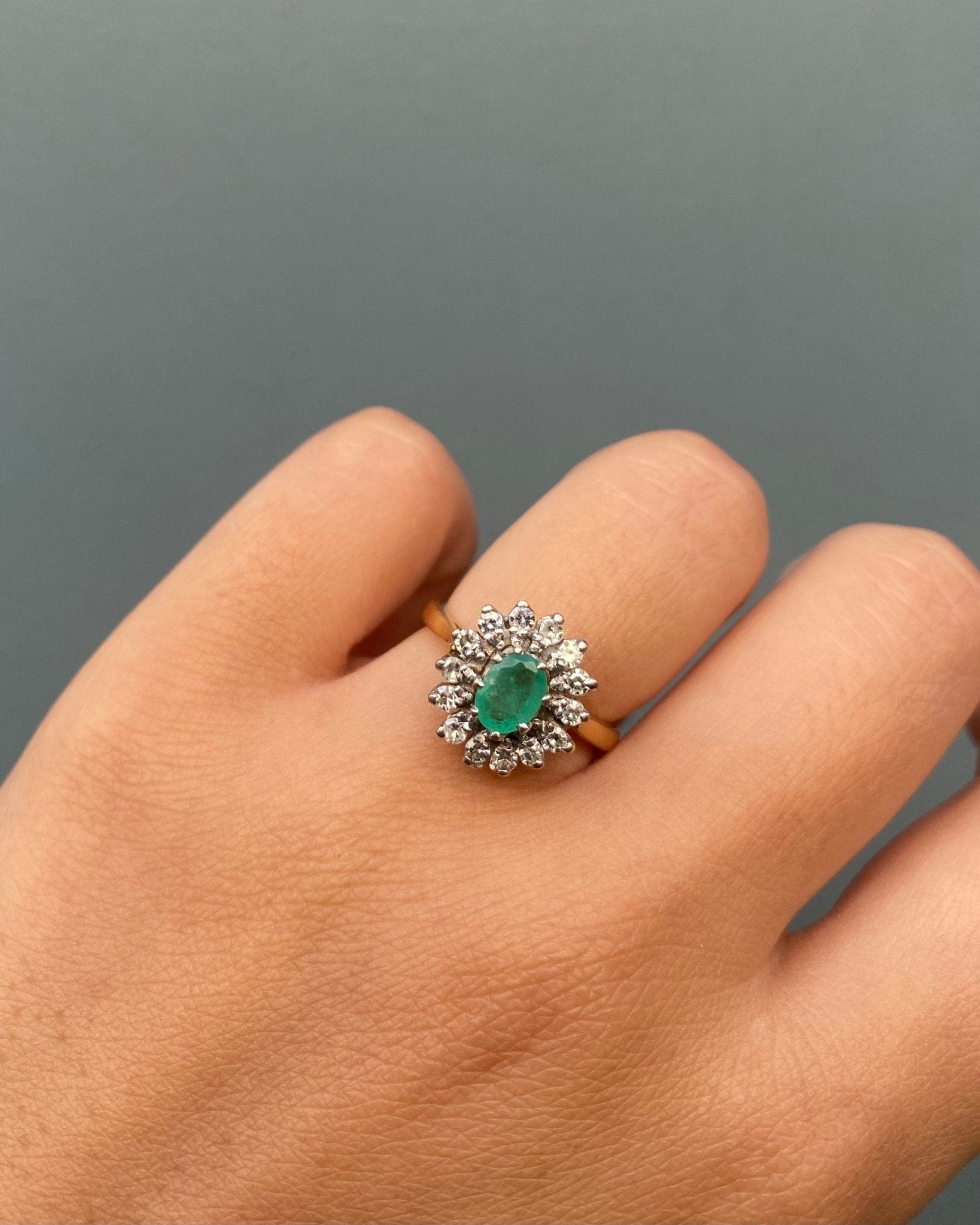 Bague Marguerite Émeraude 0.60 carat &amp; 14 Diamants "Milaya" - Elliade Paris