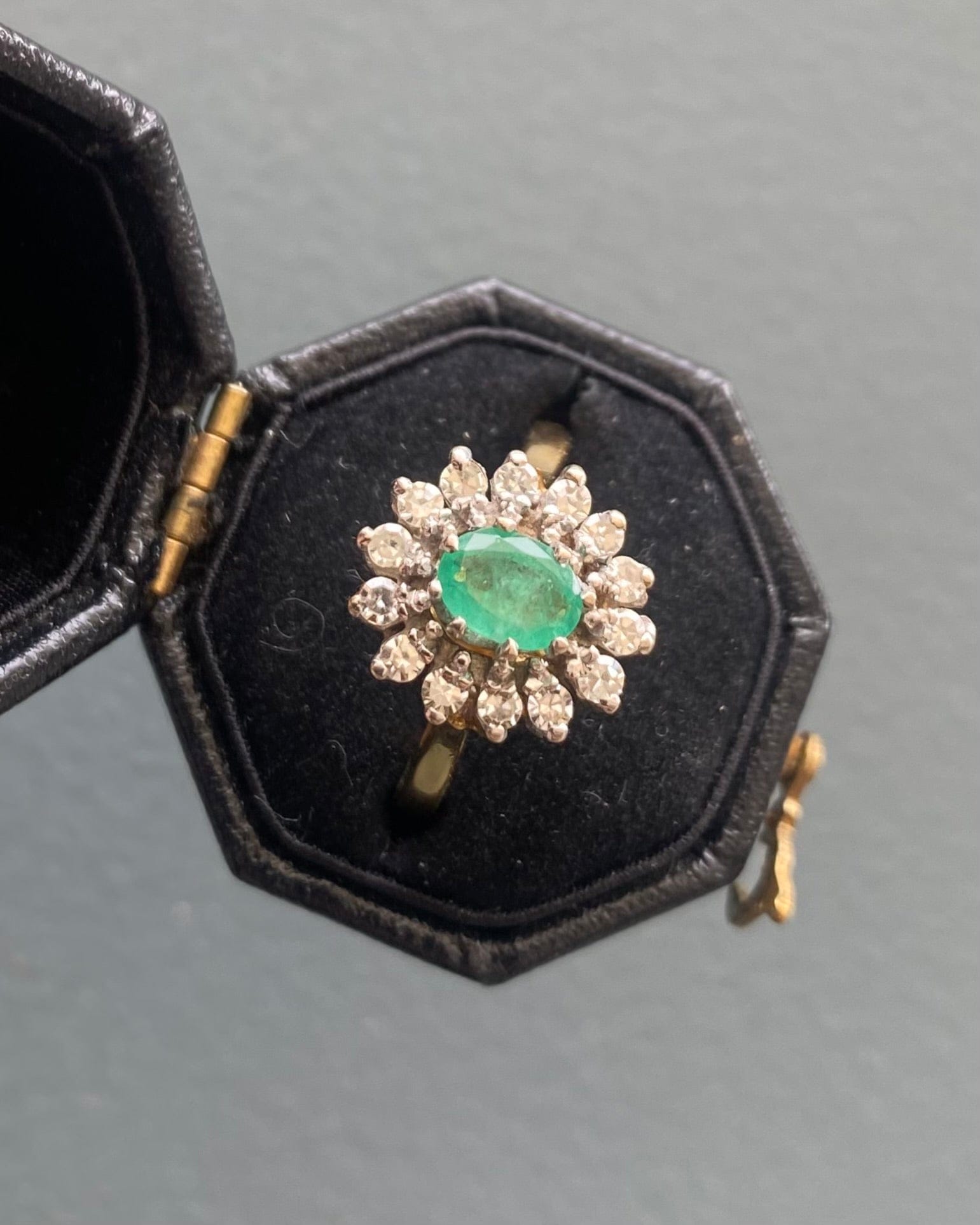 Bague Marguerite Émeraude 0.60 carat &amp; 14 Diamants "Milaya" - Elliade Paris