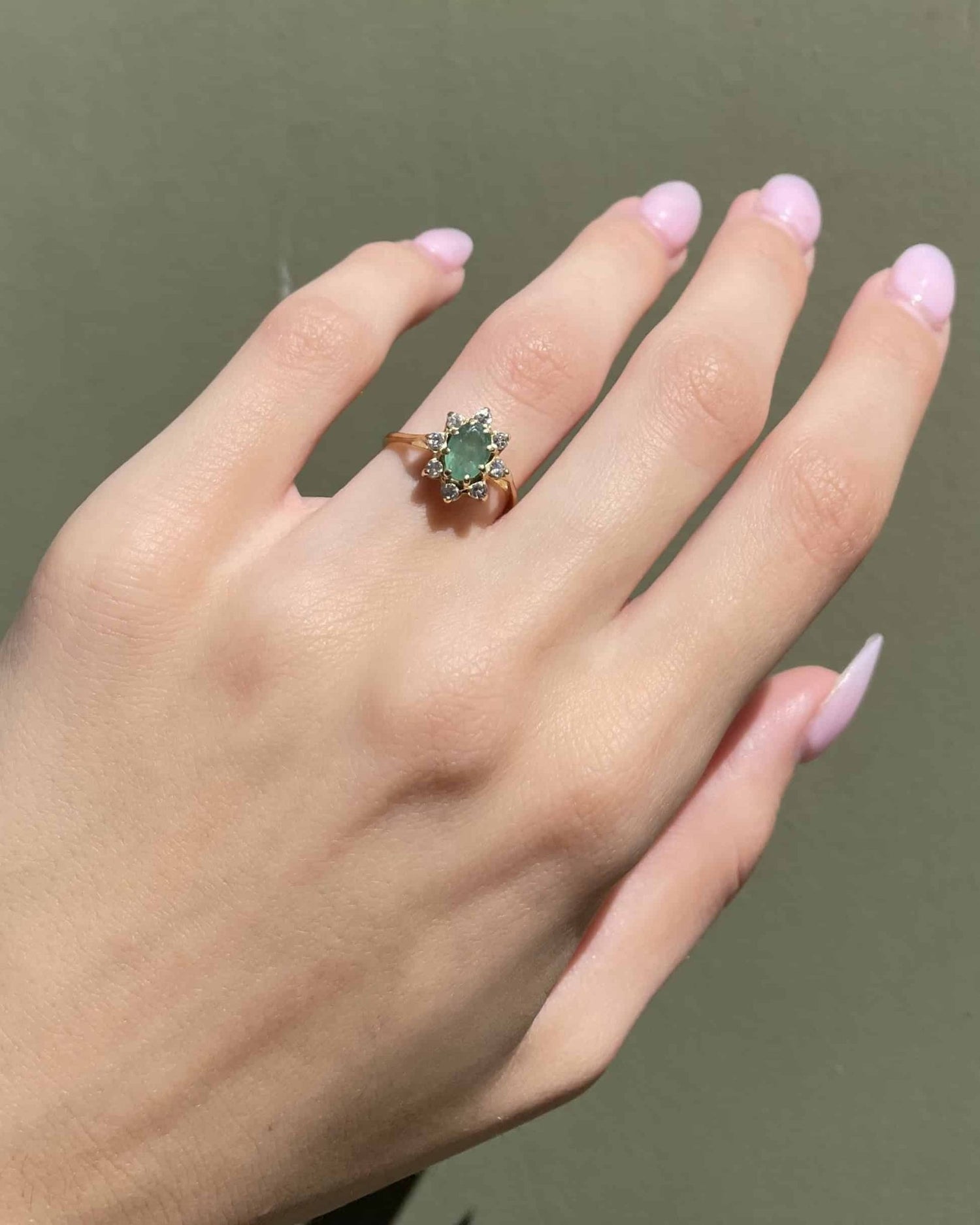 Bague Marguerite Émeraude 0.60 carat &amp; 8 Diamants &quot;Rita&quot; - Elliade Paris