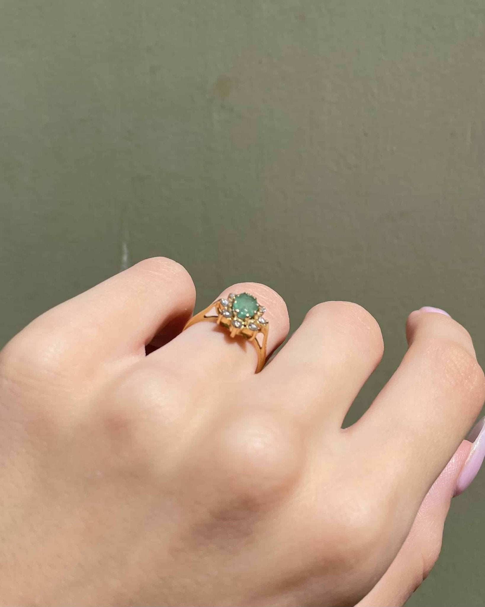Bague Marguerite Émeraude 0.60 carat &amp; 8 Diamants "Rita" - Elliade Paris