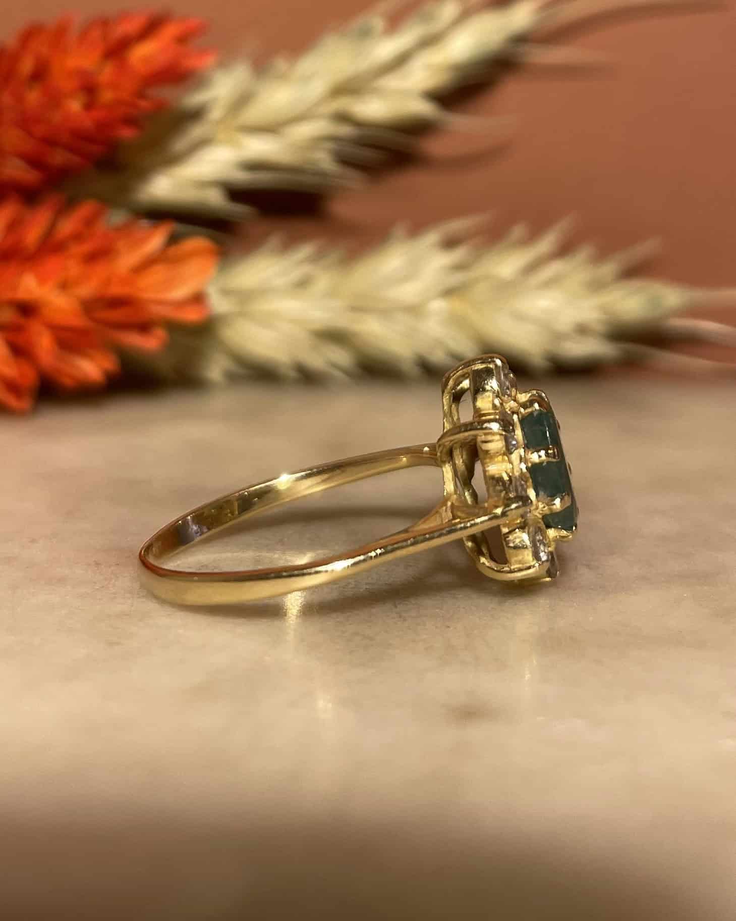 Bague Marguerite Émeraude 0.60 carat &amp; 8 Diamants "Rita" - Elliade Paris