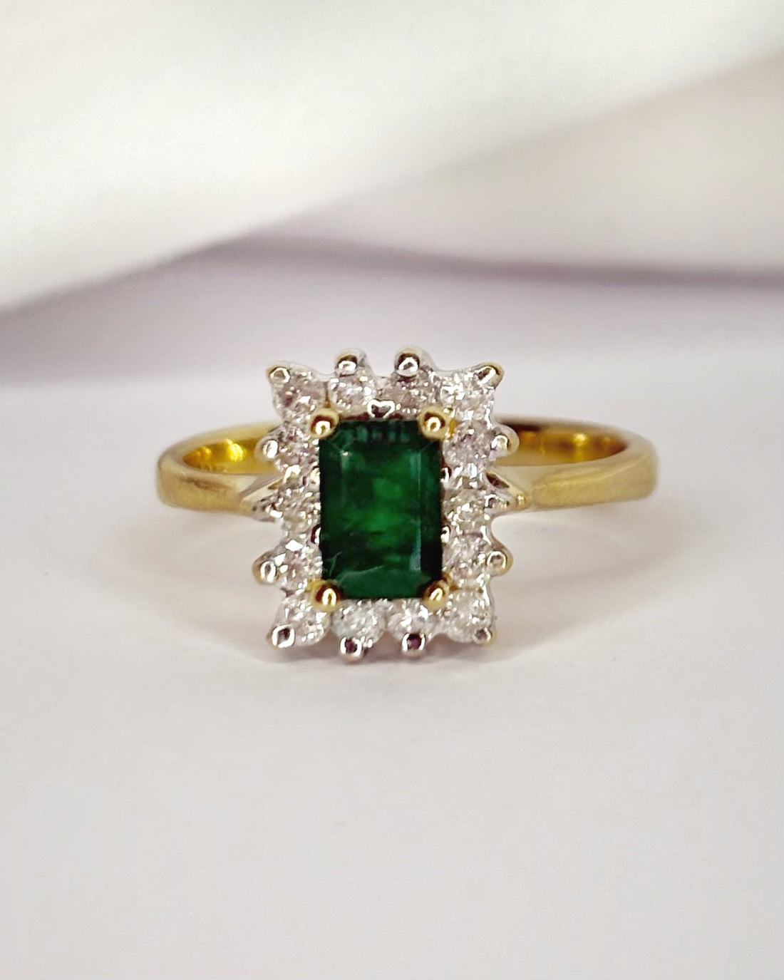 Bague Marguerite Émeraude 0.60 carat, Diamants 0.28 carat &amp; Or 4.61 g "Rahma" - Elliade Paris