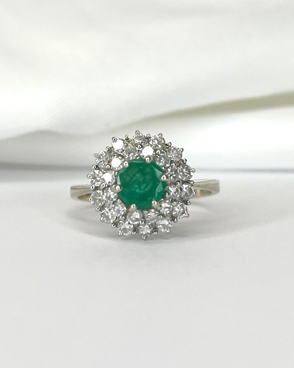 Bague Marguerite Émeraude 0.60 carat &amp; Diamants 0.52 carat "Elena" - Elliade Paris