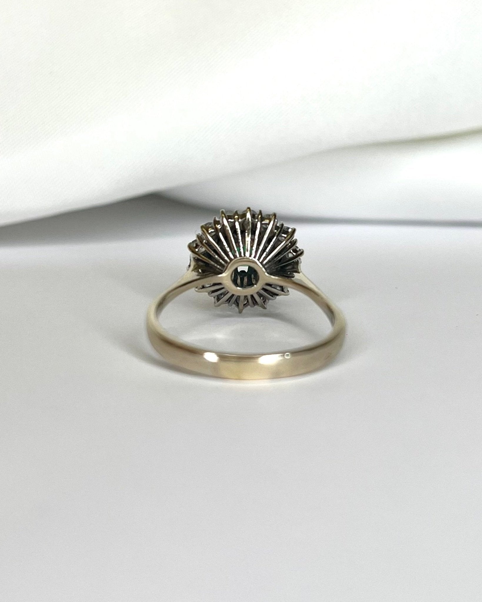 Bague Marguerite Émeraude 0.60 carat &amp; Diamants 0.52 carat "Elena" - Elliade Paris