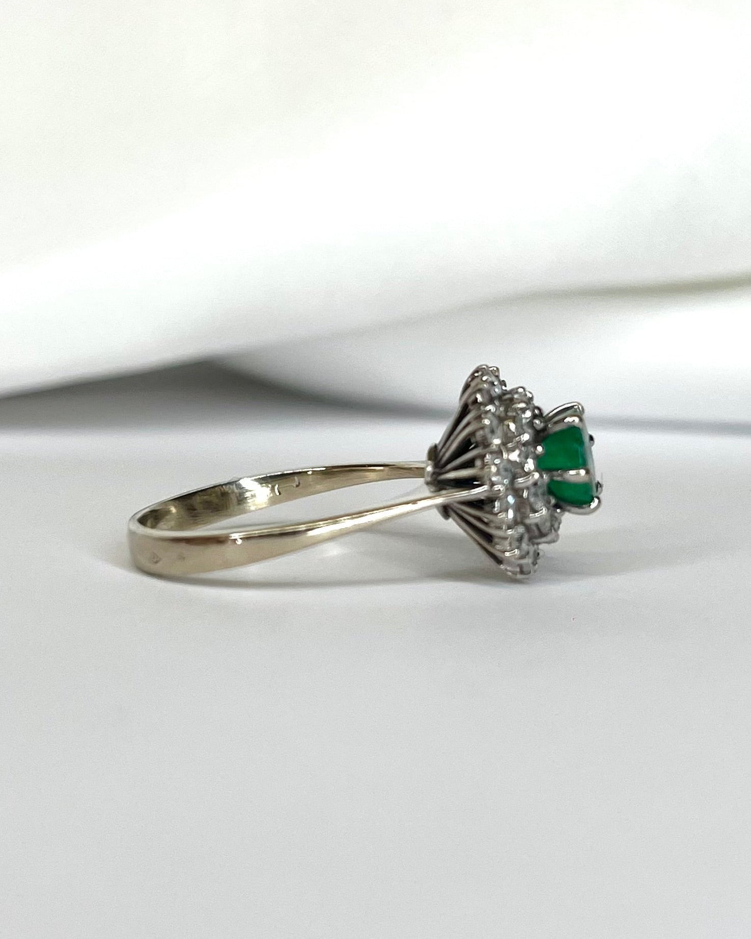 Bague Marguerite Émeraude 0.60 carat &amp; Diamants 0.52 carat "Elena" - Elliade Paris