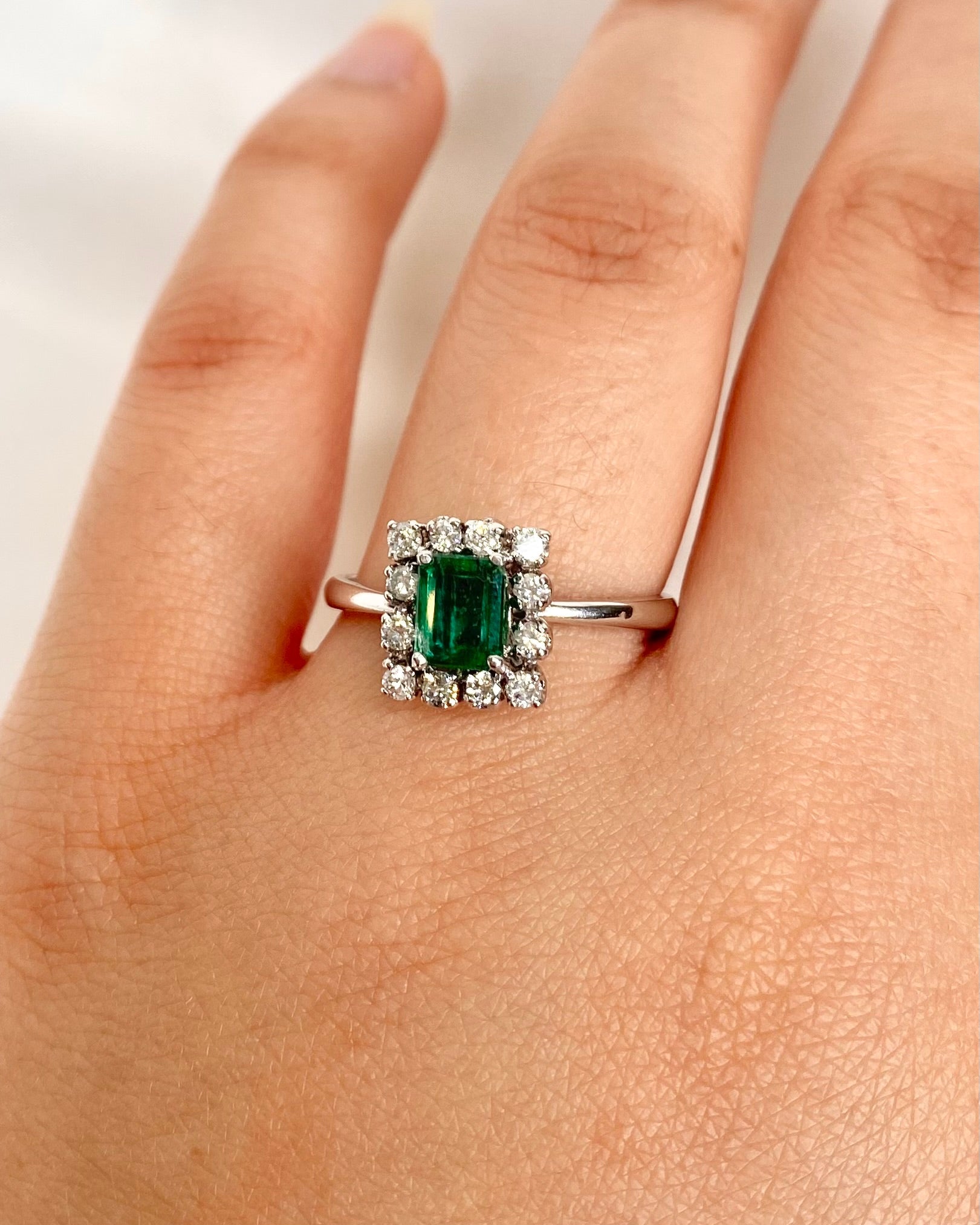 Bague Marguerite Émeraude 0.60 carat &amp; Diamants "Gabriella" - Elliade Paris