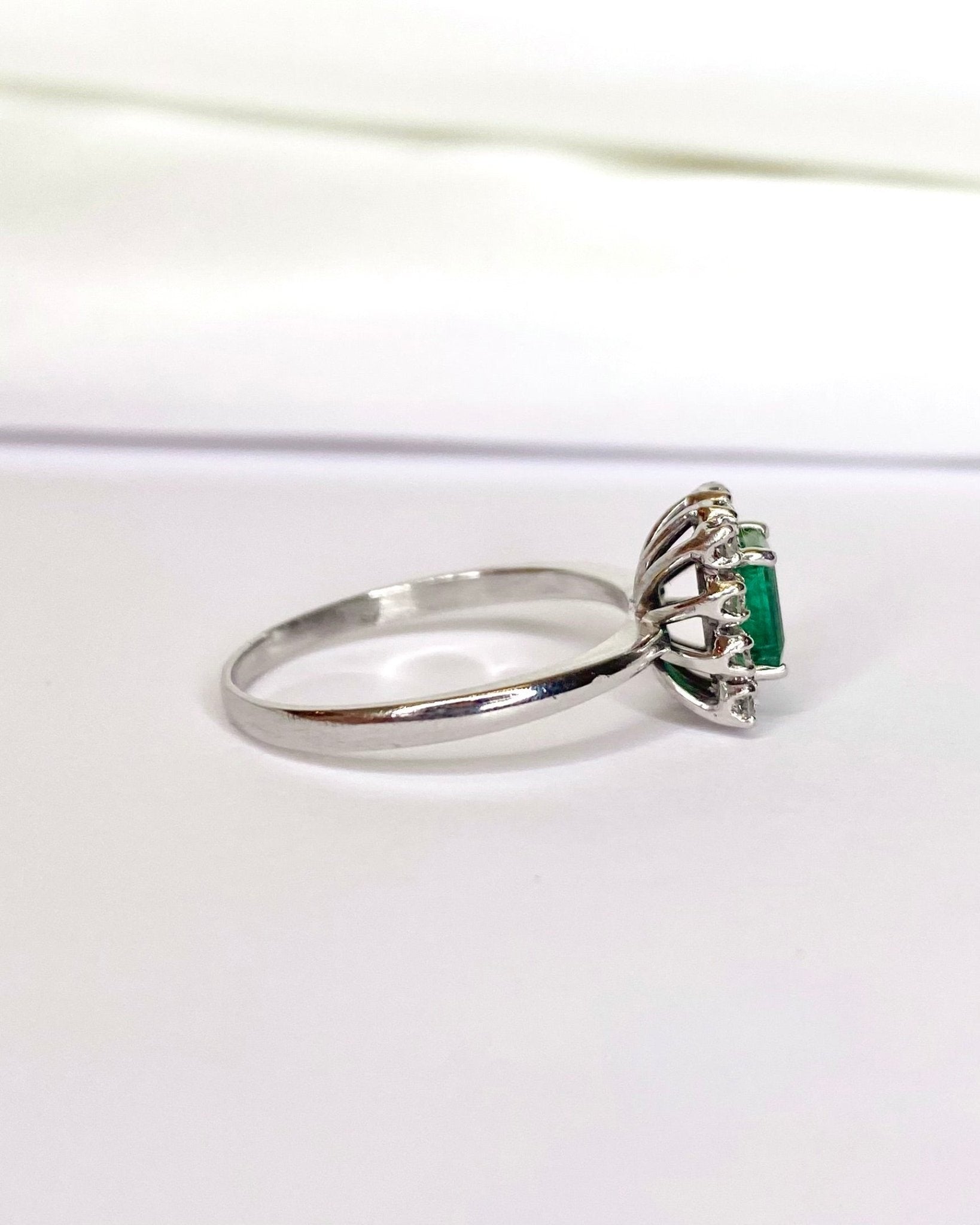 Bague Marguerite Émeraude 0.60 carat &amp; Diamants "Gabriella" - Elliade Paris