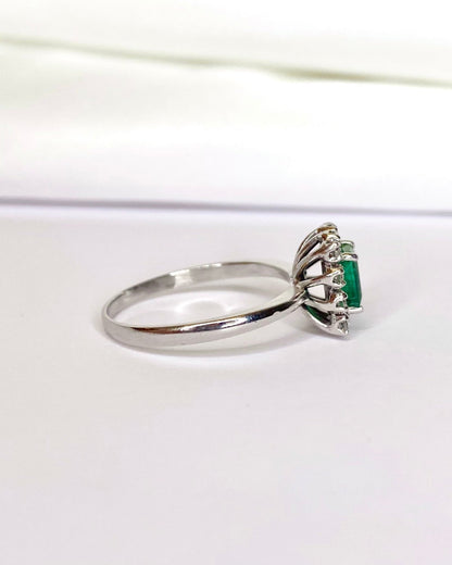 Bague Marguerite Émeraude 0.60 carat &amp; Diamants "Gabriella" - Elliade Paris