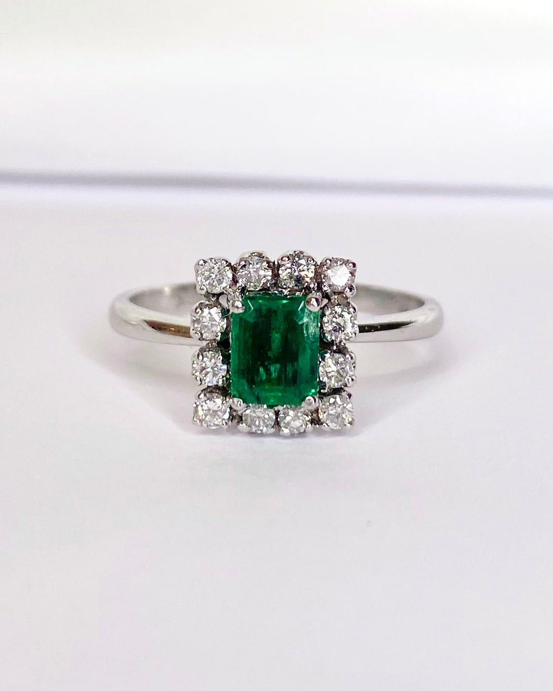 Bague Marguerite Émeraude 0.60 carat &amp; Diamants "Gabriella" - Elliade Paris