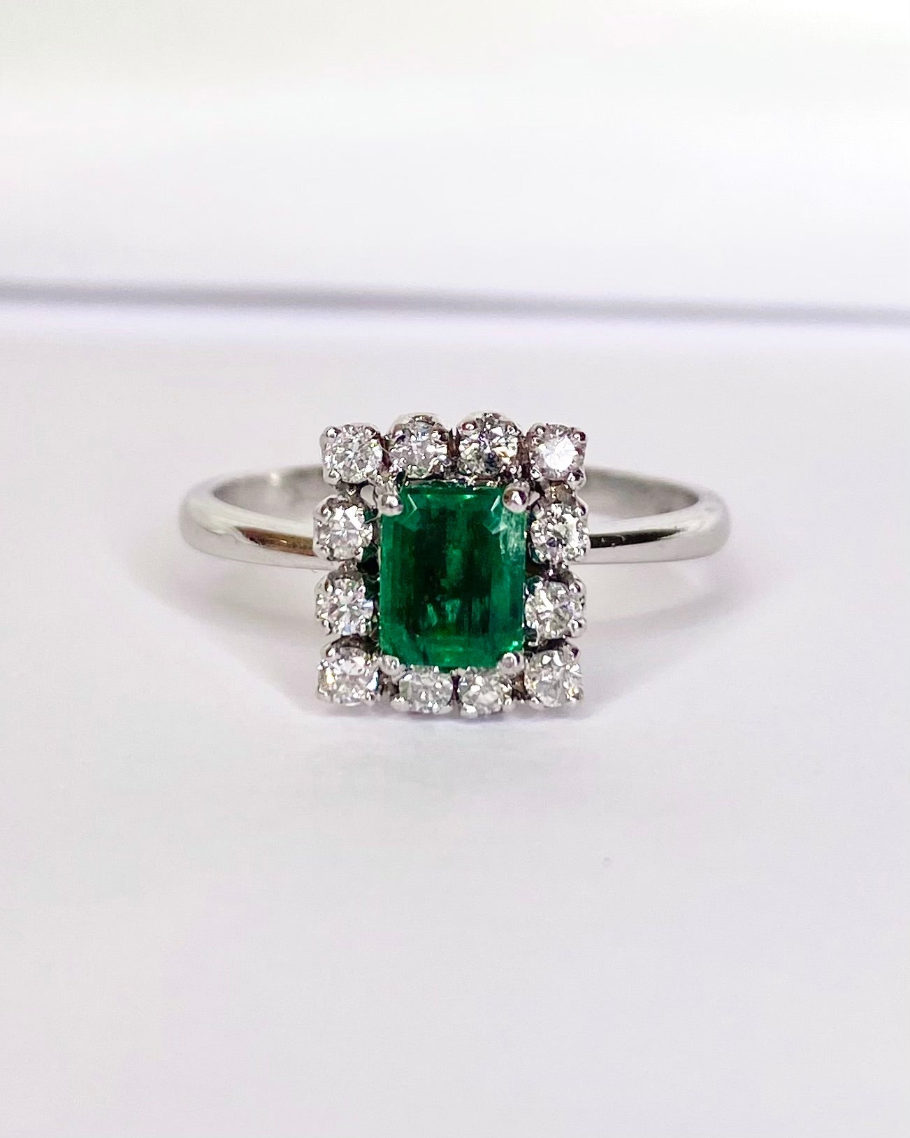 Bague Marguerite Émeraude 0.60 carat &amp; Diamants "Gabriella" - Elliade Paris