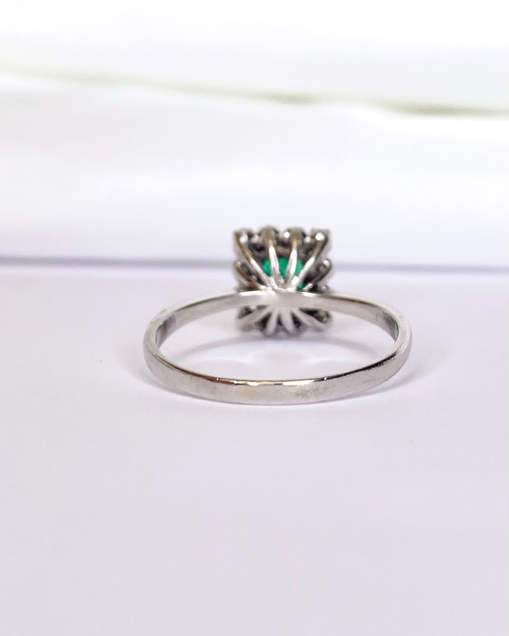 Bague Marguerite Émeraude 0.60 carat &amp; Diamants "Gabriella" - Elliade Paris