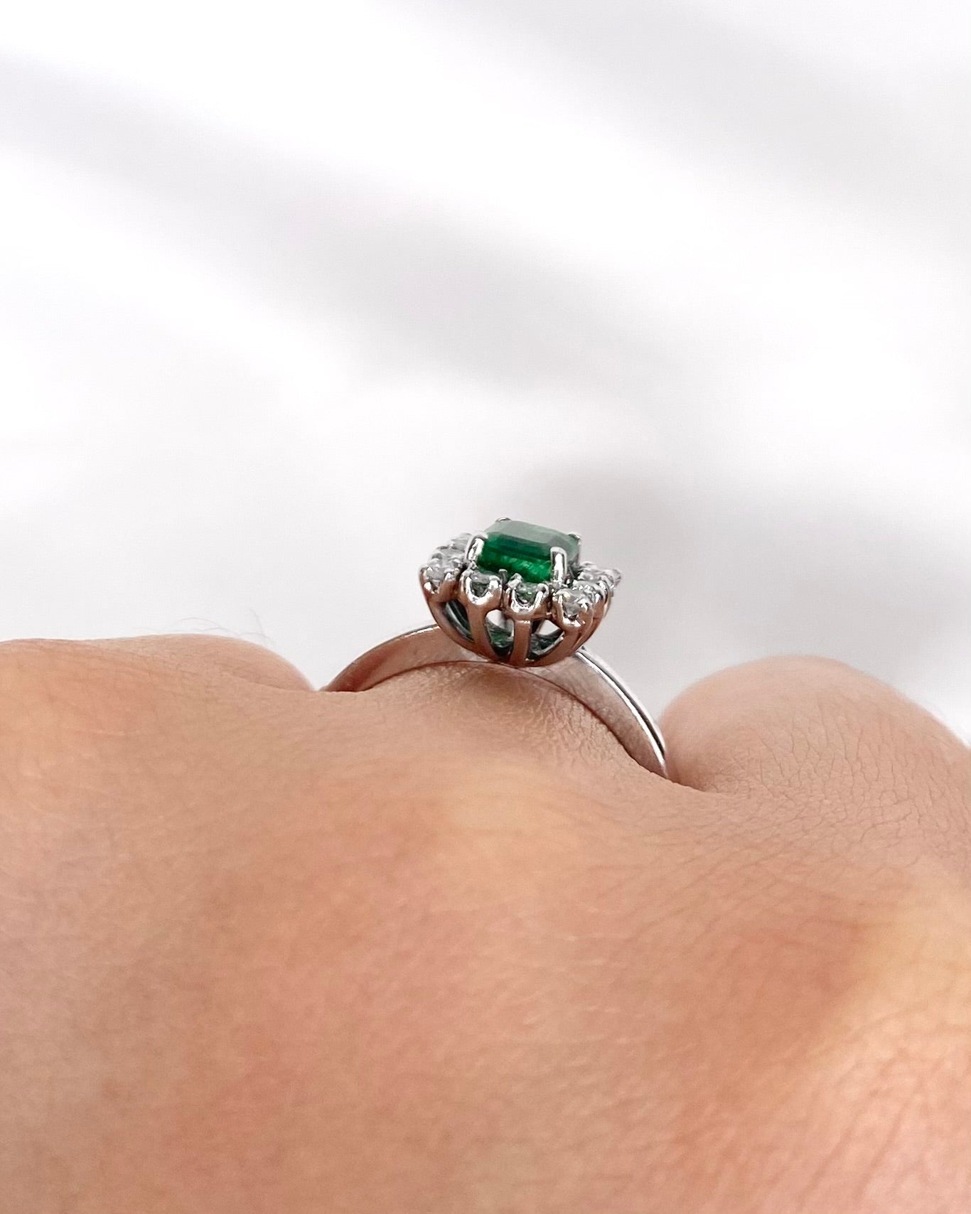 Bague Marguerite Émeraude 0.60 carat &amp; Diamants "Gabriella" - Elliade Paris