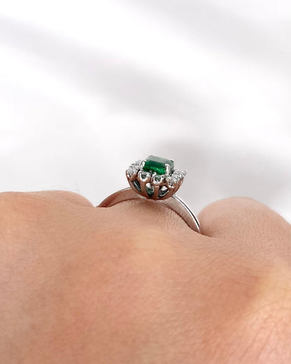 Bague Marguerite Émeraude 0.60 carat &amp; Diamants "Gabriella" - Elliade Paris