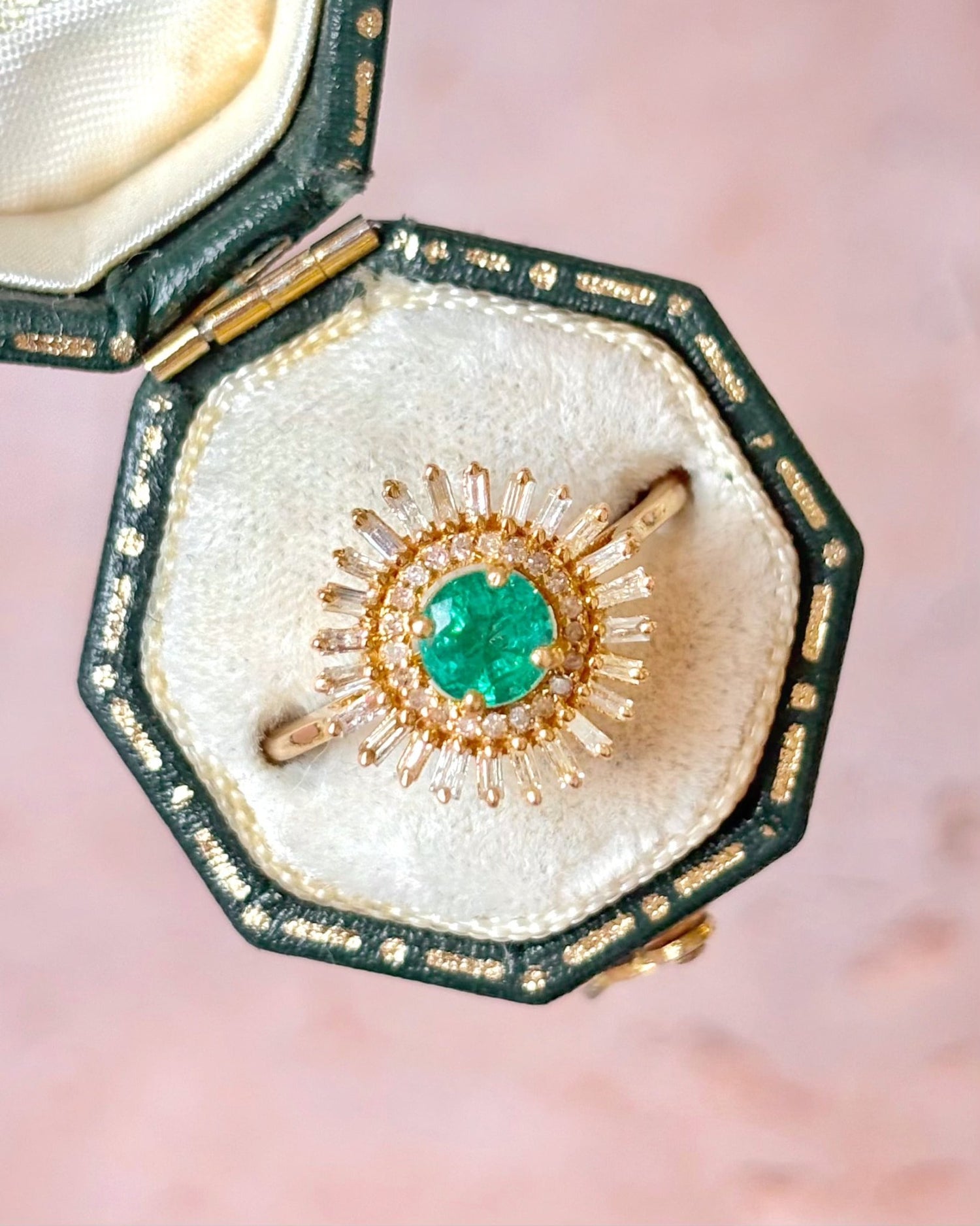 Bague Marguerite Émeraude 0.60 carat &amp; Diamants "Gratiane" - Elliade Paris