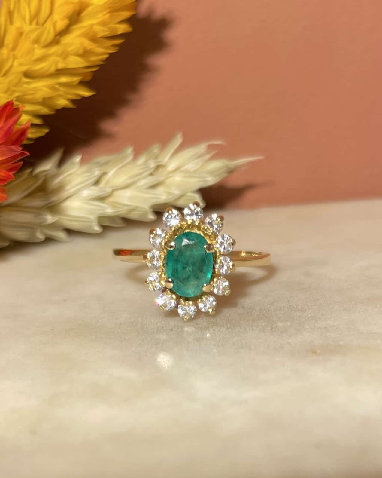 Bague Marguerite Émeraude 0.60 carat &amp; Diamants "Niamh" - Elliade Paris