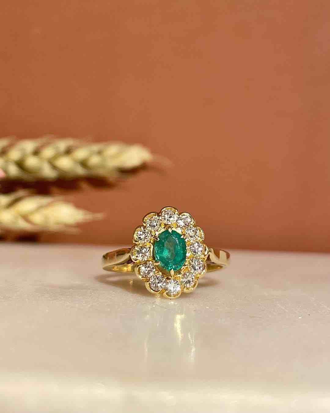 Bague Marguerite Émeraude &amp; 0.60 carat Diamants "Théa" - Elliade Paris
