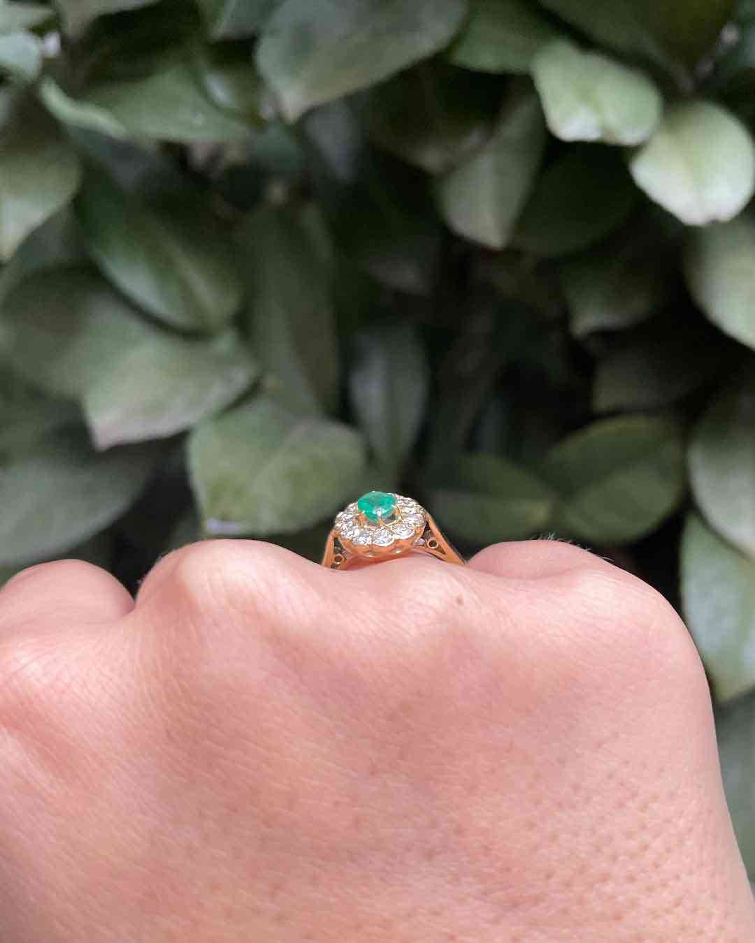 Bague Marguerite Émeraude &amp; 0.60 carat Diamants "Théa" - Elliade Paris