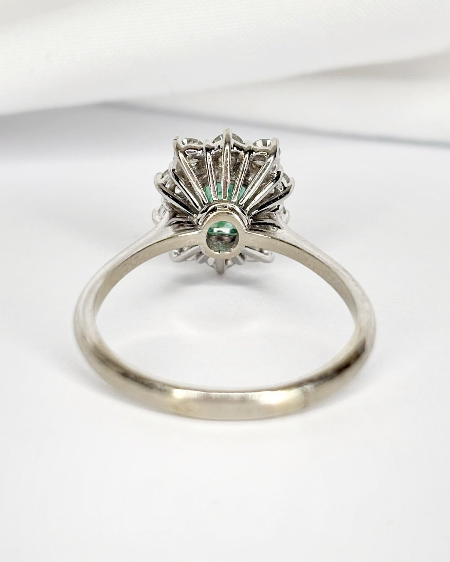 Bague Marguerite Émeraude 0.61 carat &amp; Diamants 0.50 carat "Ségolène" - Elliade Paris
