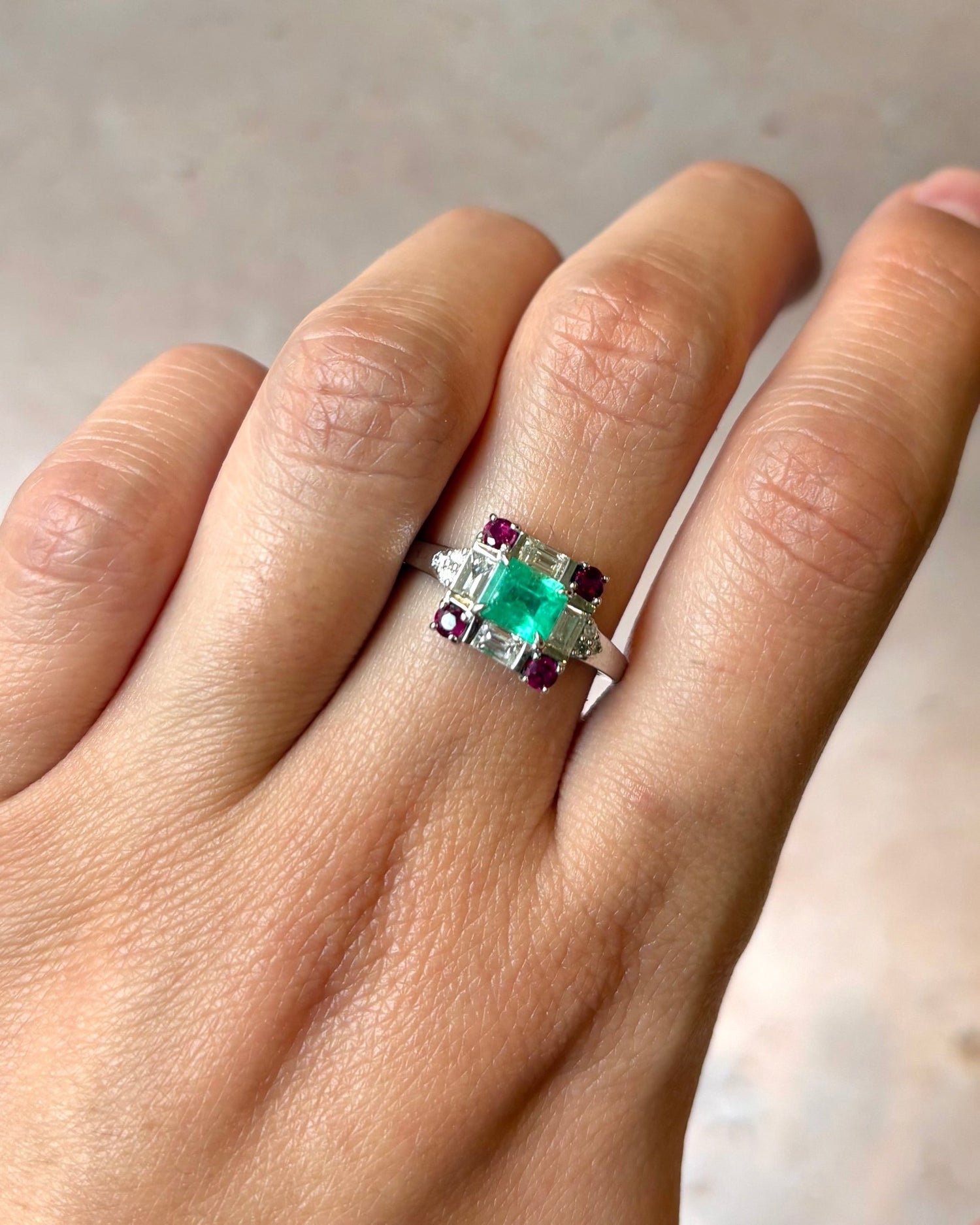 Bague Marguerite Émeraude 0.62 carat, Rubis 0.35 carat &amp; Diamants 0.43 carat "Erika" - Elliade Paris