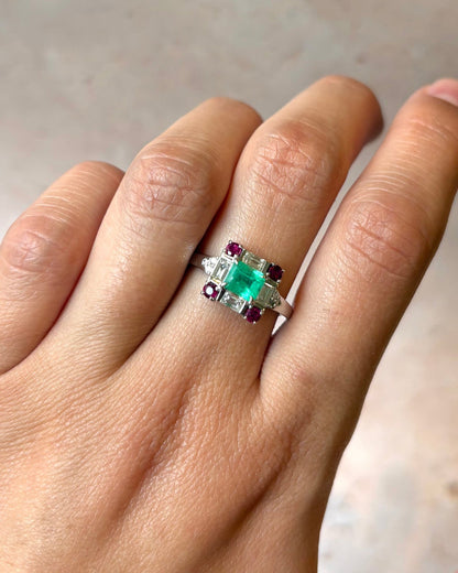 Bague Marguerite Émeraude 0.62 carat, Rubis 0.35 carat &amp; Diamants 0.43 carat "Erika" - Elliade Paris