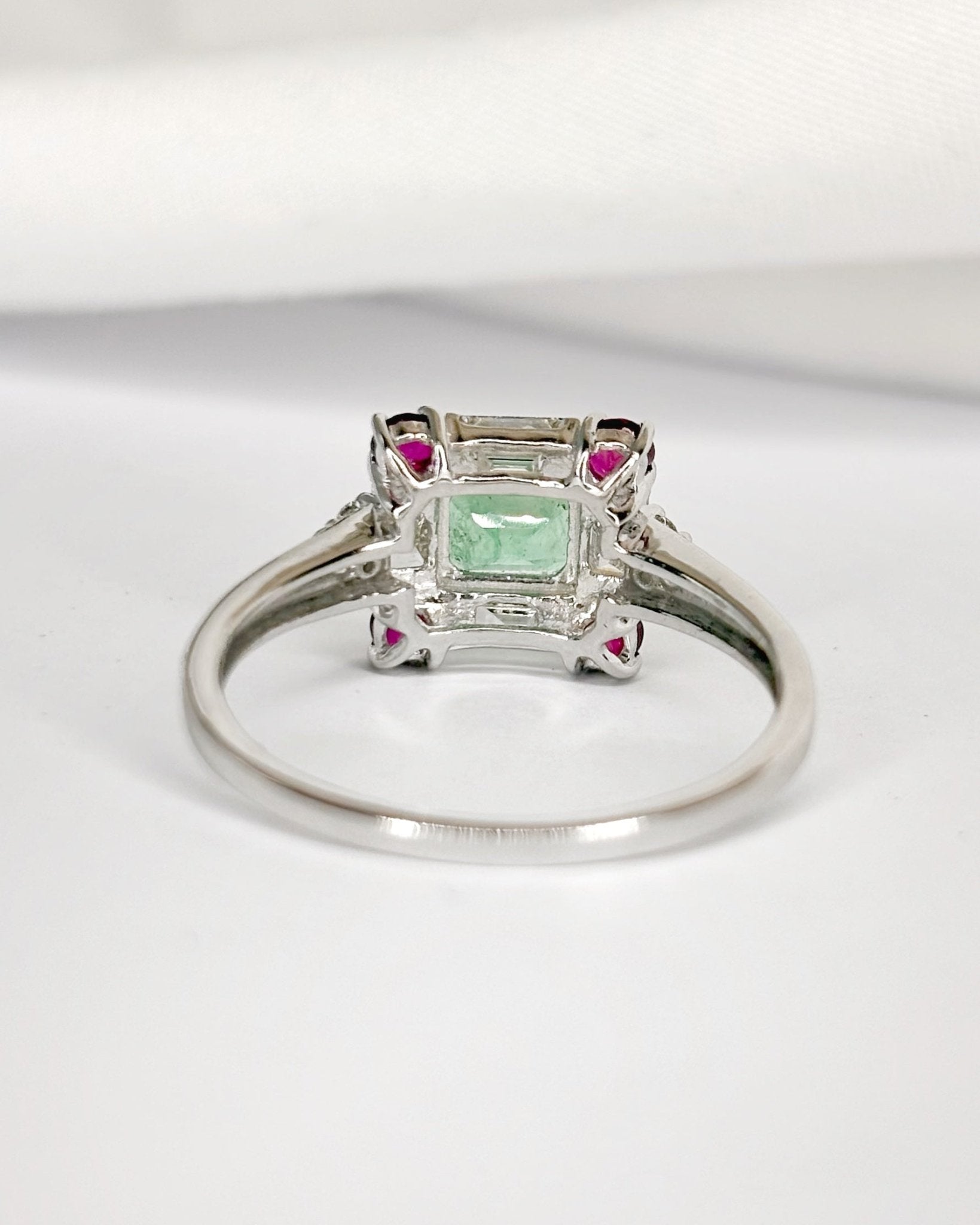 Bague Marguerite Émeraude 0.62 carat, Rubis 0.35 carat &amp; Diamants 0.43 carat "Erika" - Elliade Paris