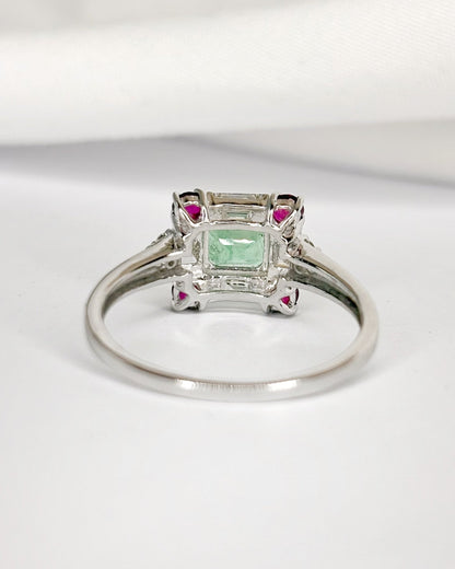 Bague Marguerite Émeraude 0.62 carat, Rubis 0.35 carat &amp; Diamants 0.43 carat "Erika" - Elliade Paris