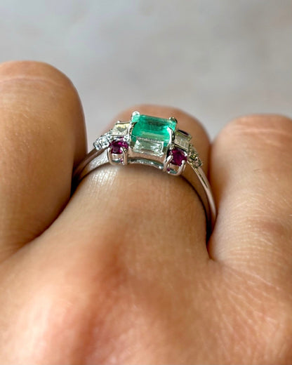 Bague Marguerite Émeraude 0.62 carat, Rubis 0.35 carat &amp; Diamants 0.43 carat "Erika" - Elliade Paris