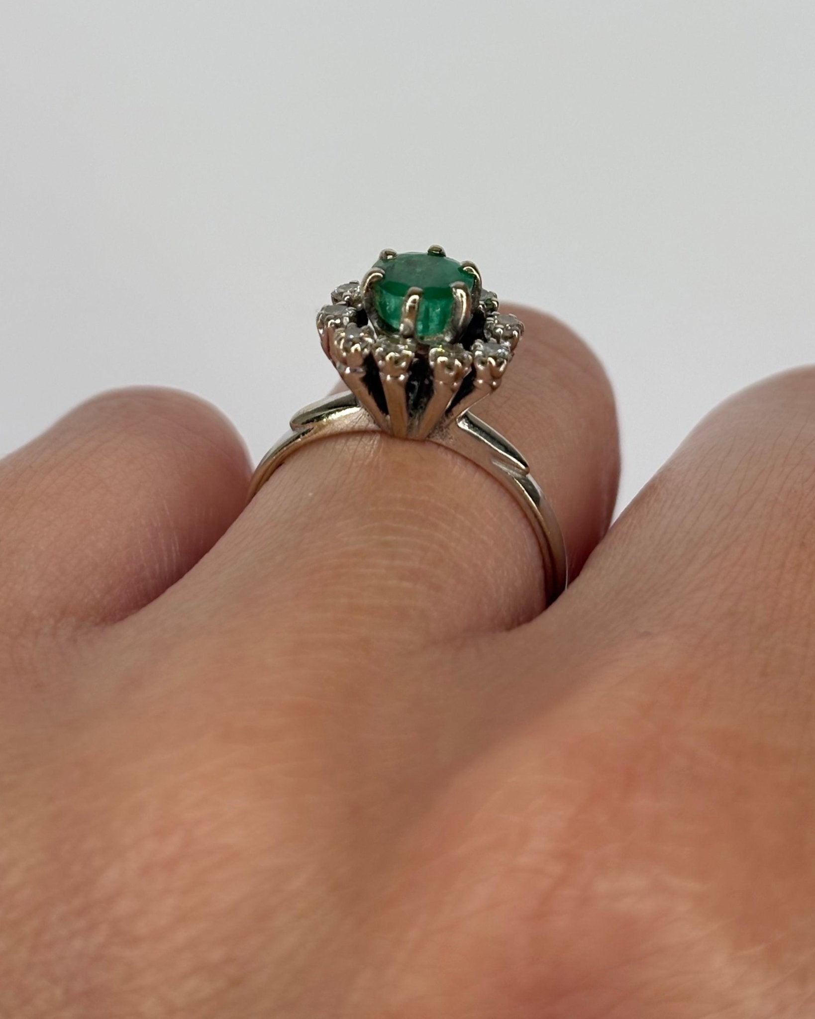 Bague Marguerite Émeraude 0.65 carat &amp; 10 Diamants "Cassandre" - Elliade Paris