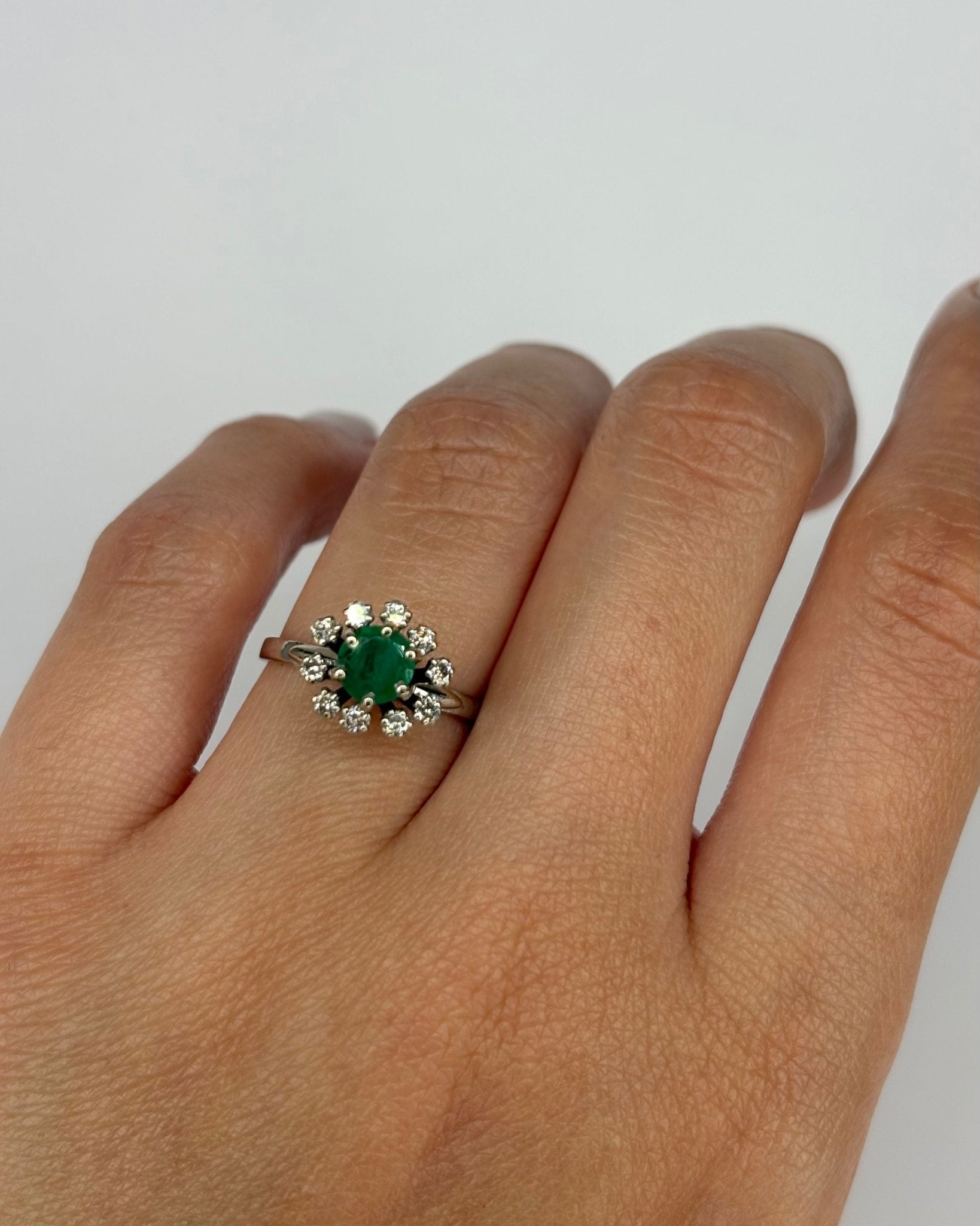 Bague Marguerite Émeraude 0.65 carat &amp; 10 Diamants "Cassandre" - Elliade Paris