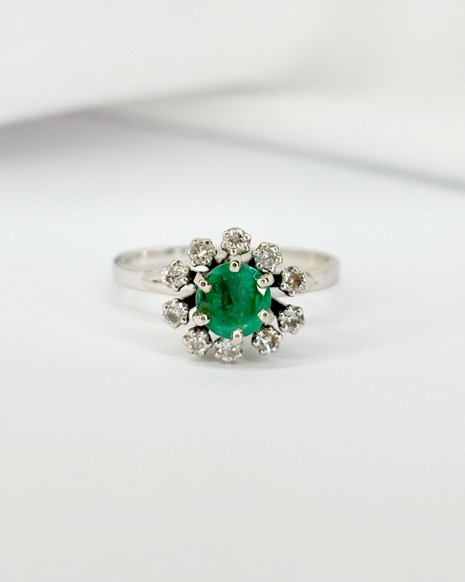 Bague Marguerite Émeraude 0.65 carat &amp; 10 Diamants "Cassandre" - Elliade Paris