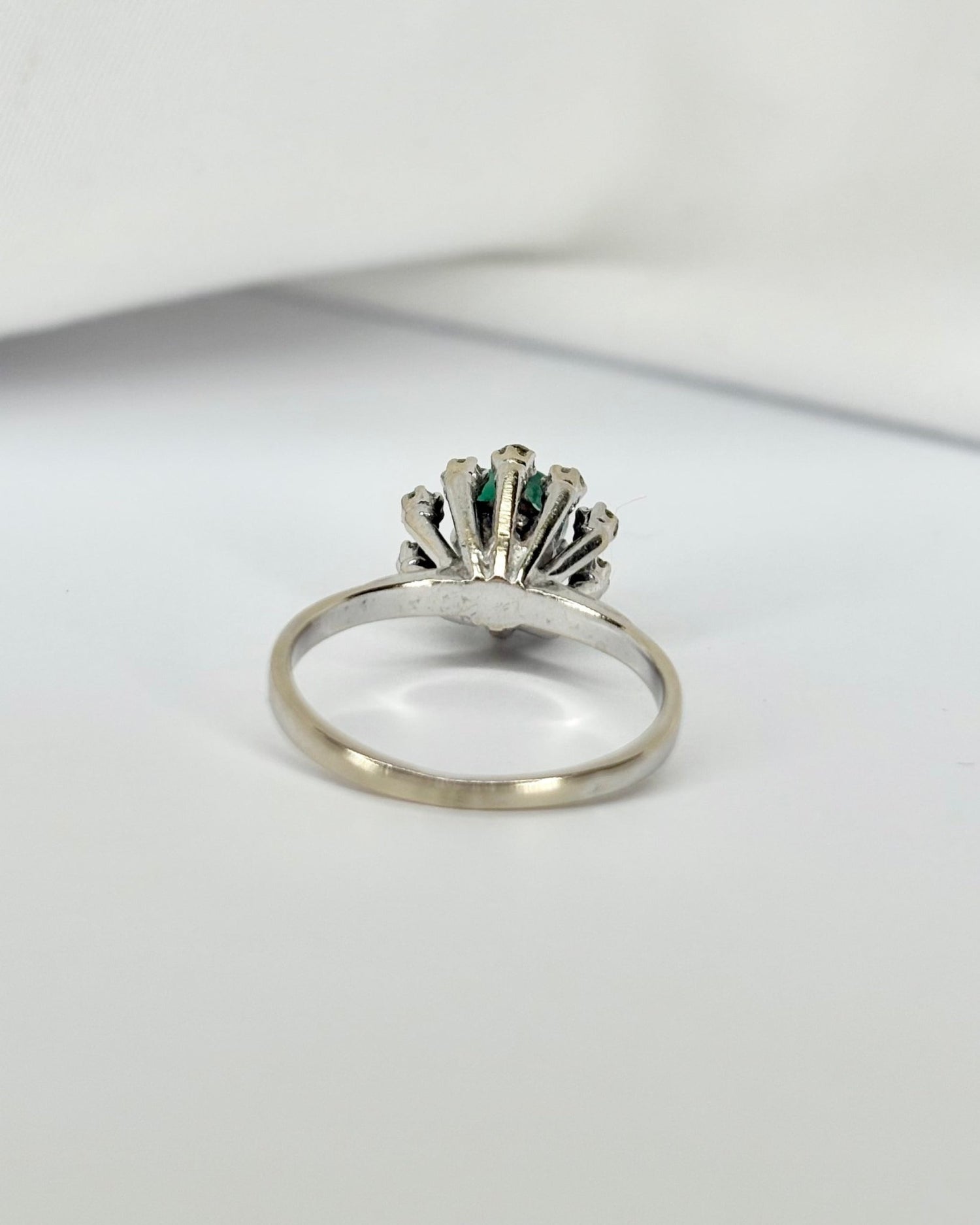 Bague Marguerite Émeraude 0.65 carat &amp; 10 Diamants &quot;Cassandre&quot; - Elliade Paris