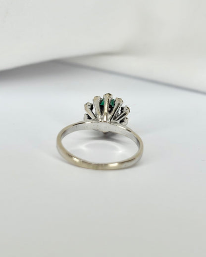 Bague Marguerite Émeraude 0.65 carat &amp; 10 Diamants &quot;Cassandre&quot; - Elliade Paris