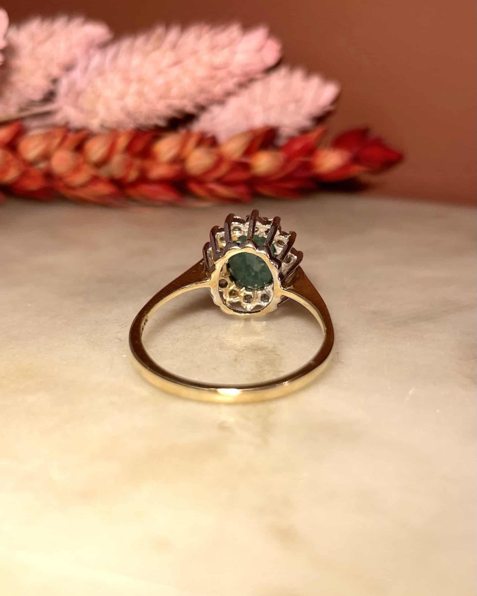 Bague Marguerite Émeraude 0.65 carat &amp; 14 Diamants "Génia" - Elliade Paris