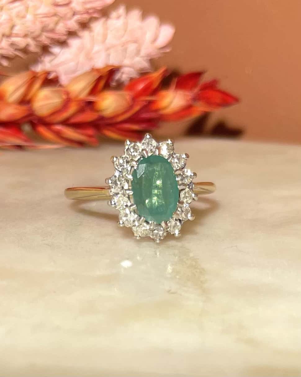 Bague Marguerite Émeraude 0.65 carat &amp; 14 Diamants "Génia" - Elliade Paris
