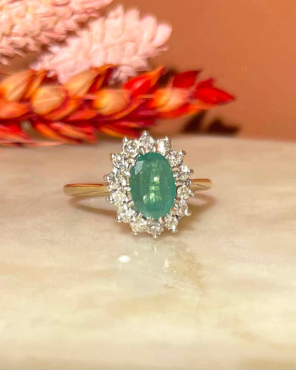 Bague Marguerite Émeraude 0.65 carat &amp; 14 Diamants &quot;Génia&quot; - Elliade Paris