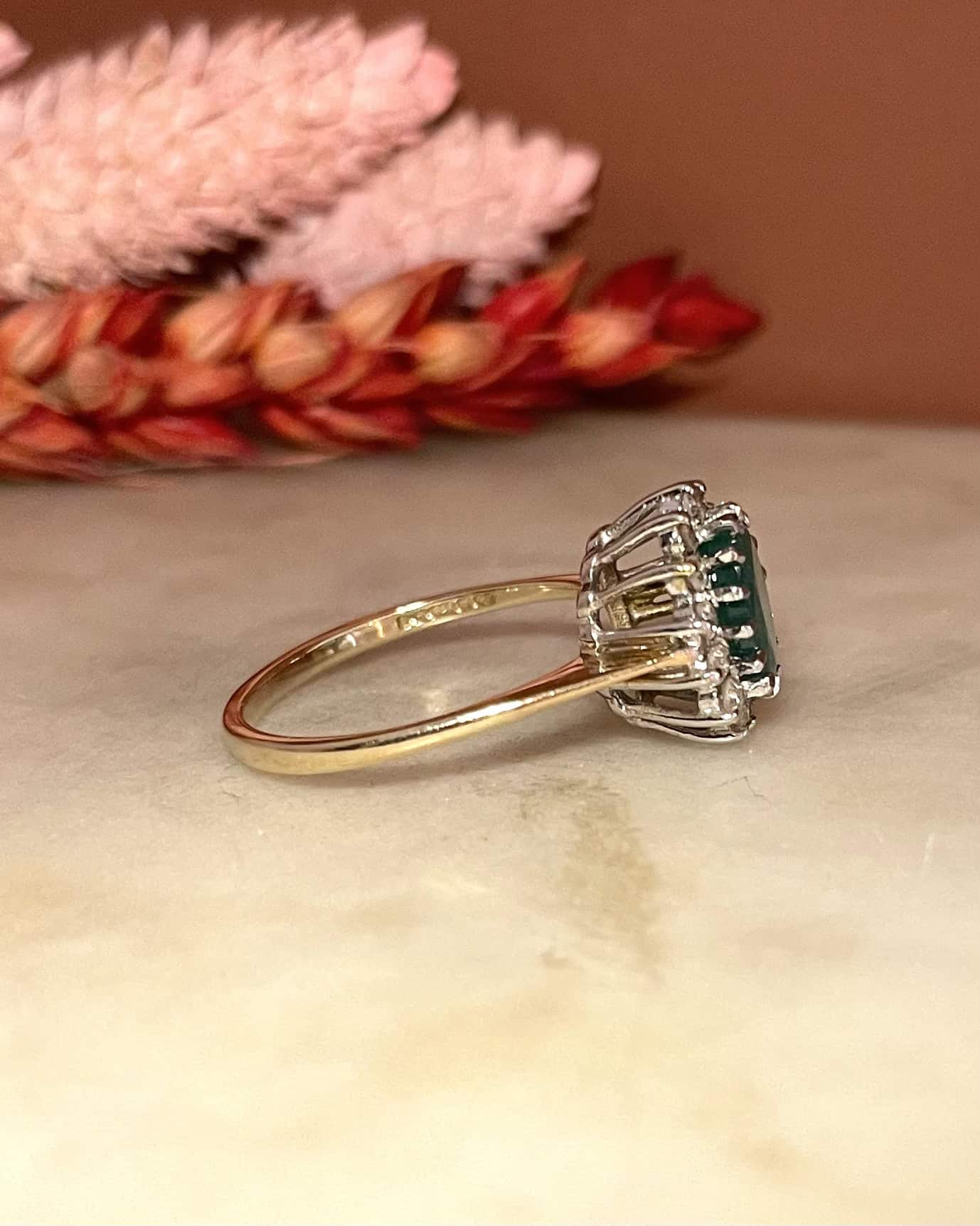 Bague Marguerite Émeraude 0.65 carat &amp; 14 Diamants "Génia" - Elliade Paris