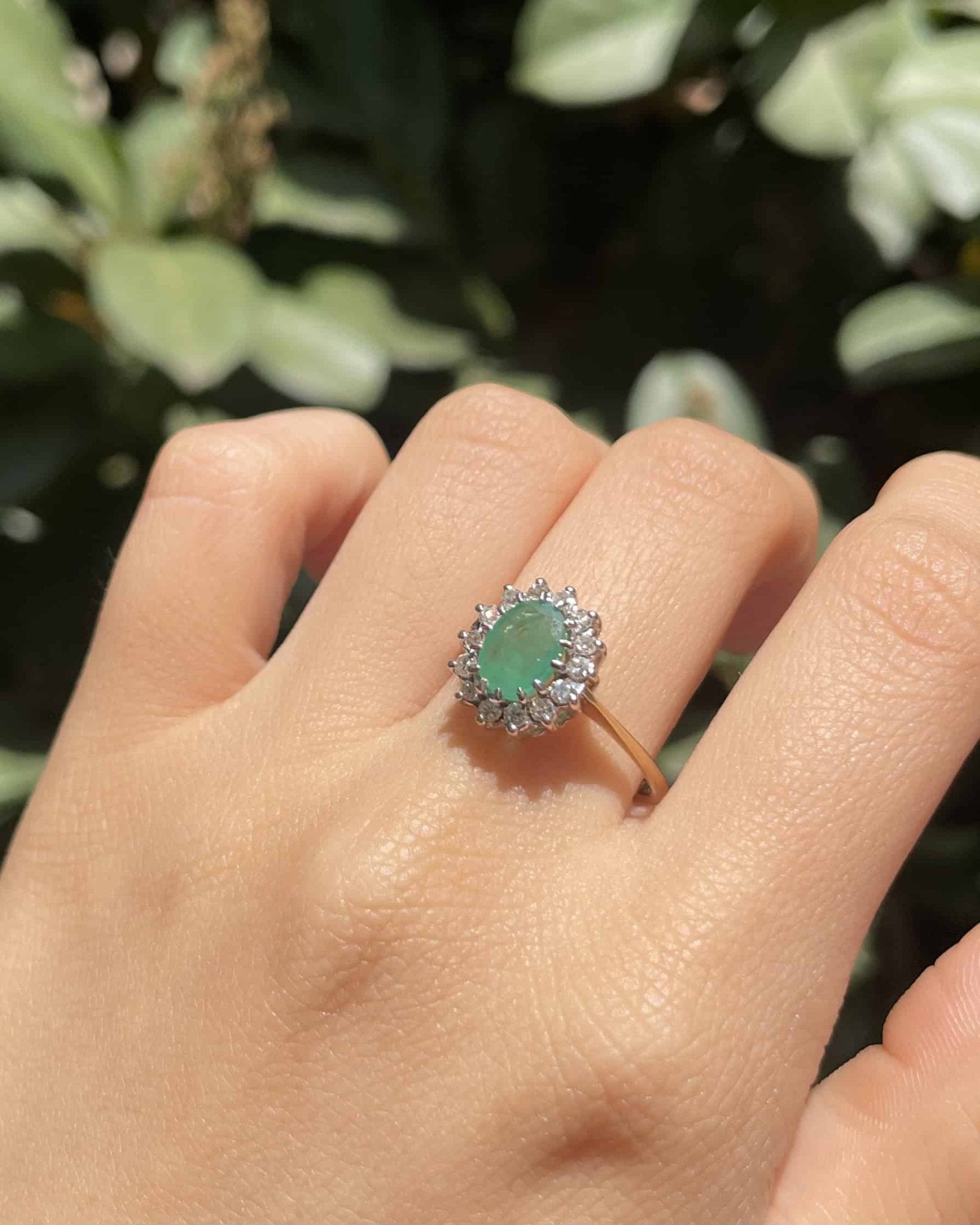 Bague Marguerite Émeraude 0.65 carat &amp; 14 Diamants "Génia" - Elliade Paris