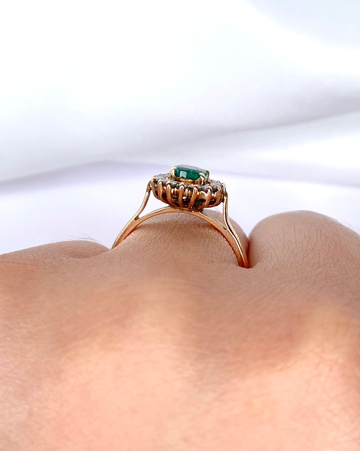 Bague Marguerite Émeraude 0.65 carat &amp; Diamants 0.32 carat "Elvira" - Elliade Paris