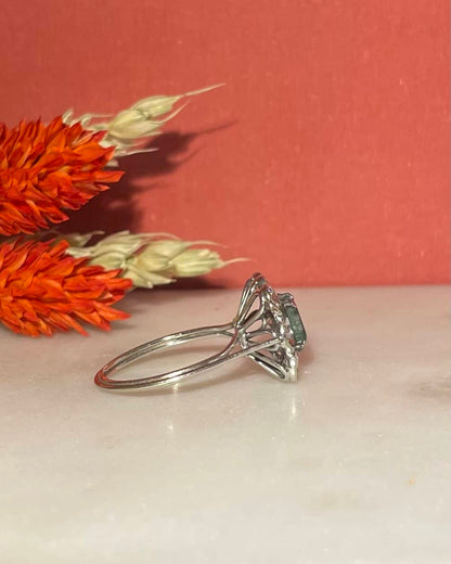 Bague Marguerite Émeraude 0.65 carat &amp; Diamants &quot;Éline&quot; - Elliade Paris