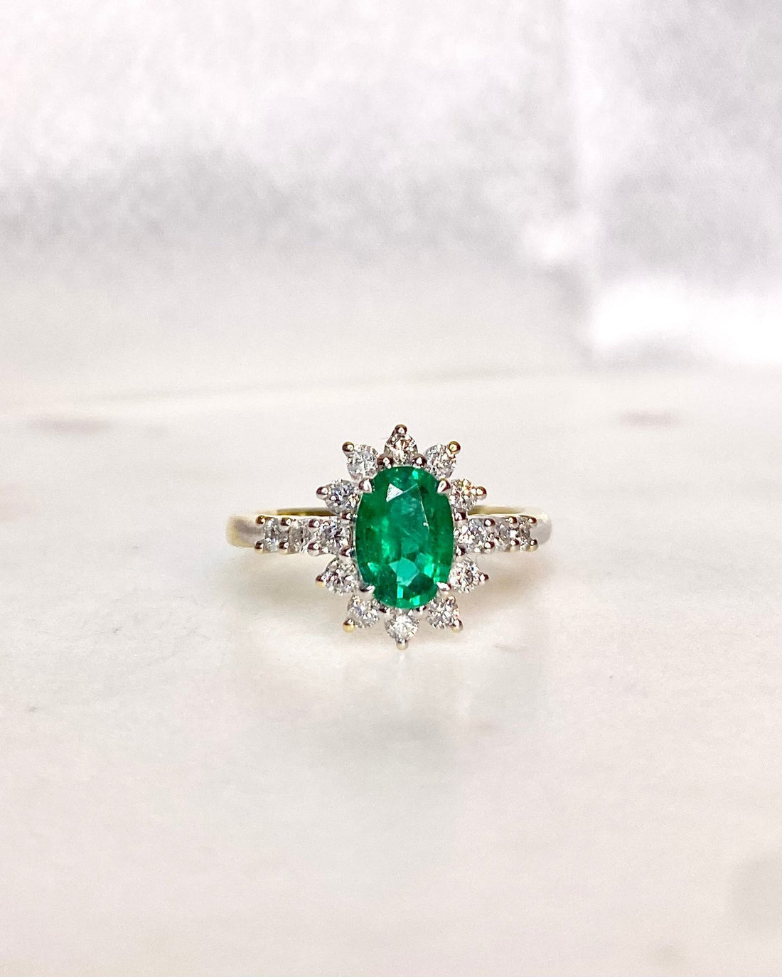 Bague Marguerite Émeraude 0.65 carat &amp; Diamants &quot;Enéa&quot; - Elliade Paris