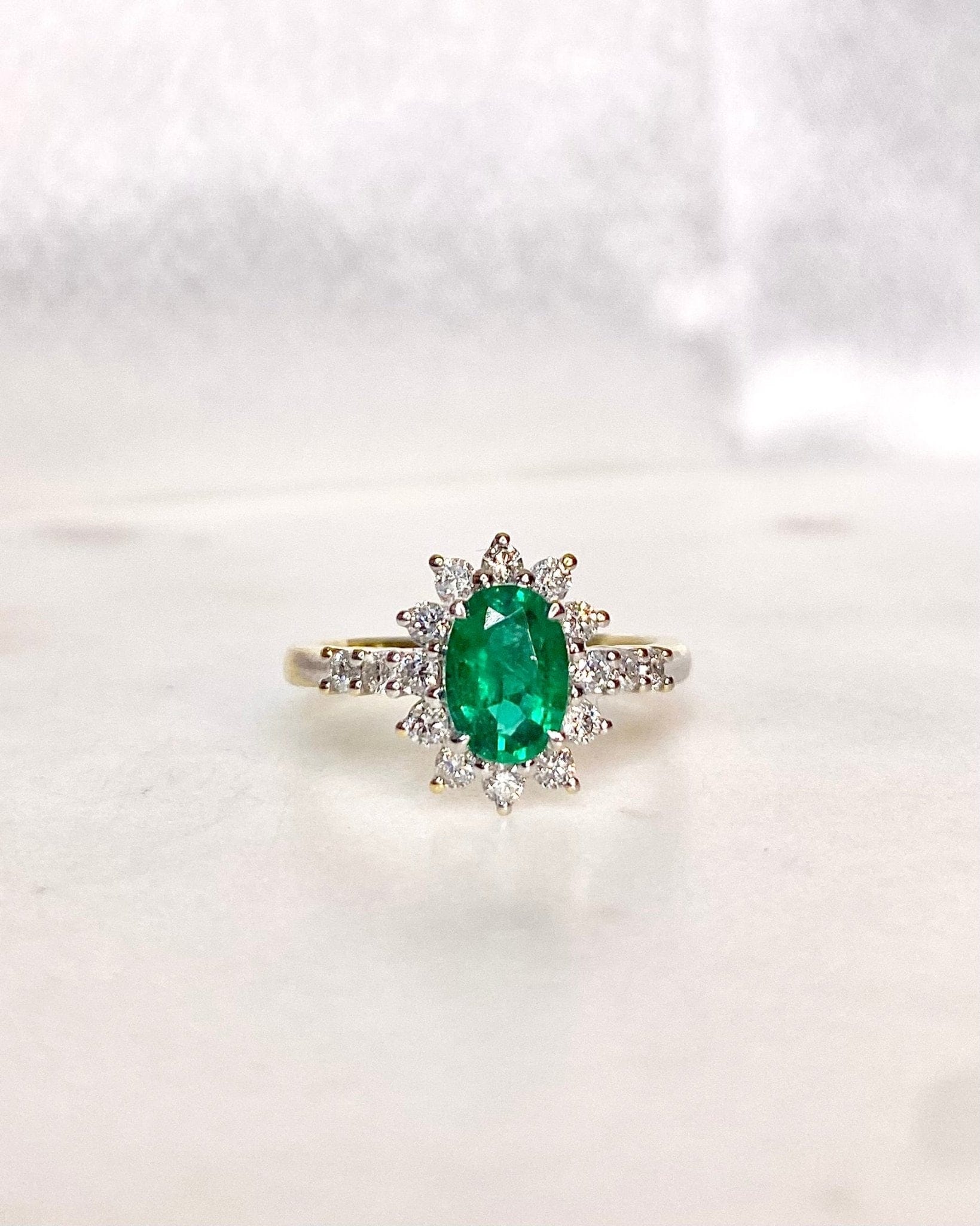 Bague Marguerite Émeraude 0.65 carat &amp; Diamants "Enéa" - Elliade Paris