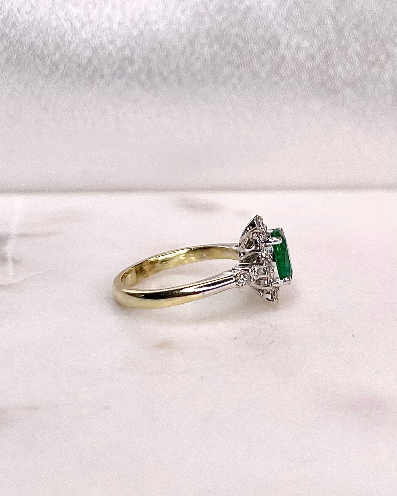 Bague Marguerite Émeraude 0.65 carat &amp; Diamants "Enéa" - Elliade Paris
