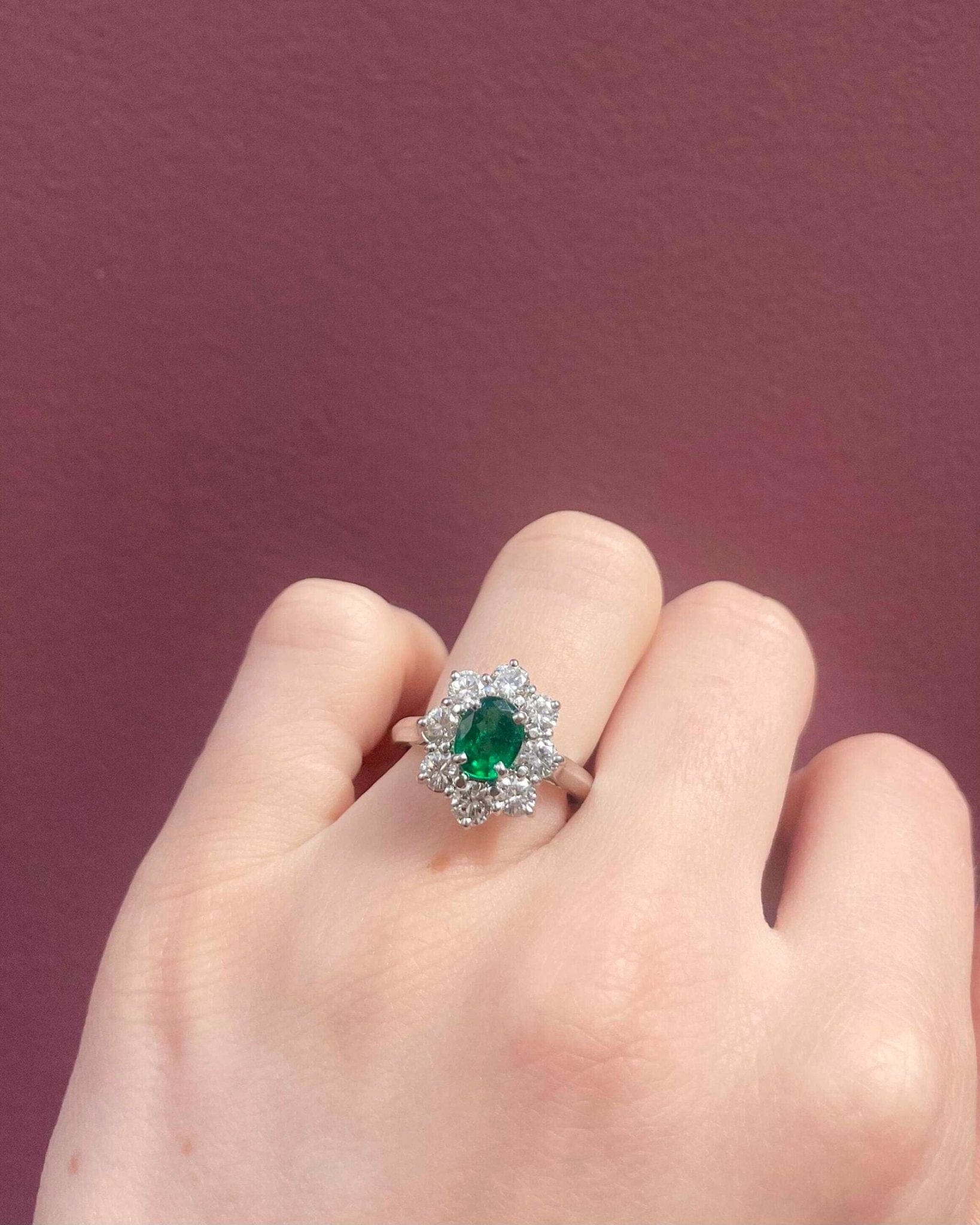 Bague Marguerite Émeraude 0.65 carat &amp; Diamants "Lewan" - Elliade Paris